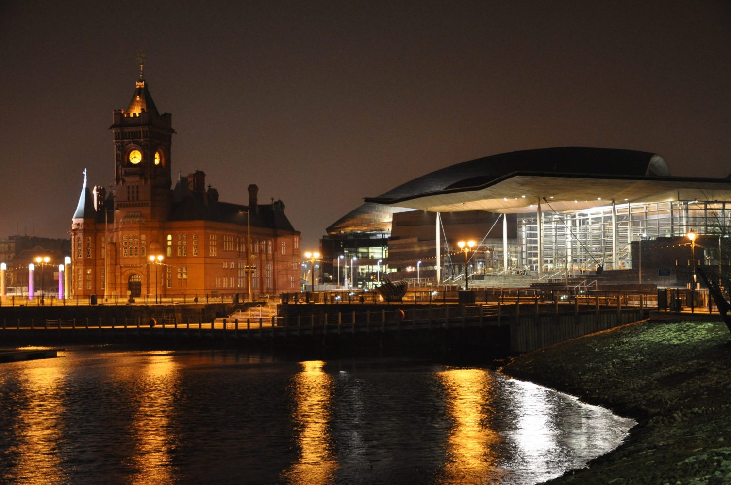 A picture of the Senedd and Pierhead at night. Author: Rtadams / License: https://creativecommons.org/licenses/by-sa/2.0/